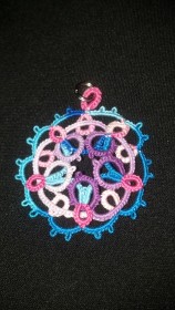 5 Point Celtic Motif tatted by Natalie. Lizbeth thread size 40. Round 1 color Purple Iris Fushion (162). Round 2 & 3 colors Pink Blossoms (176) and Peacock Blues (149).